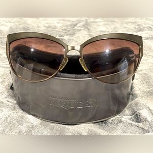 Oversized cat eye sunglasses